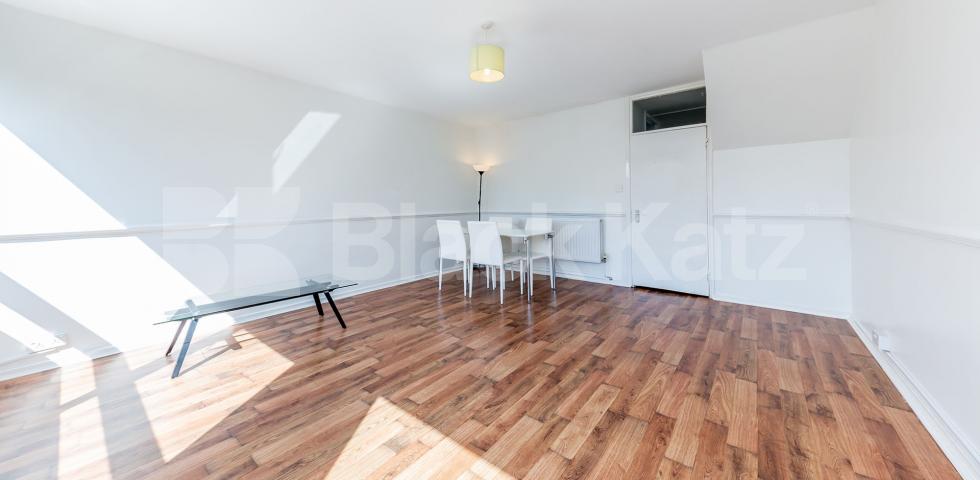 			LARGE 3 /4 BED IN EUSTON!, 4 Bedroom, 1 bath, 1 reception Flat			 Compton Close, EUSTON / CAMDEN